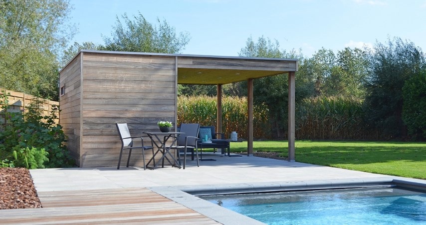 een houten poolhouse