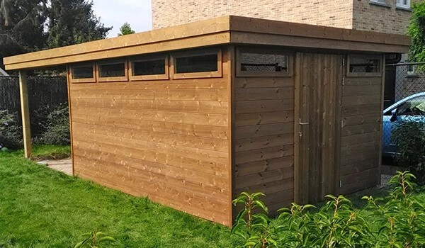 Praktisch tuinhuis in Thermowood met extra luifel