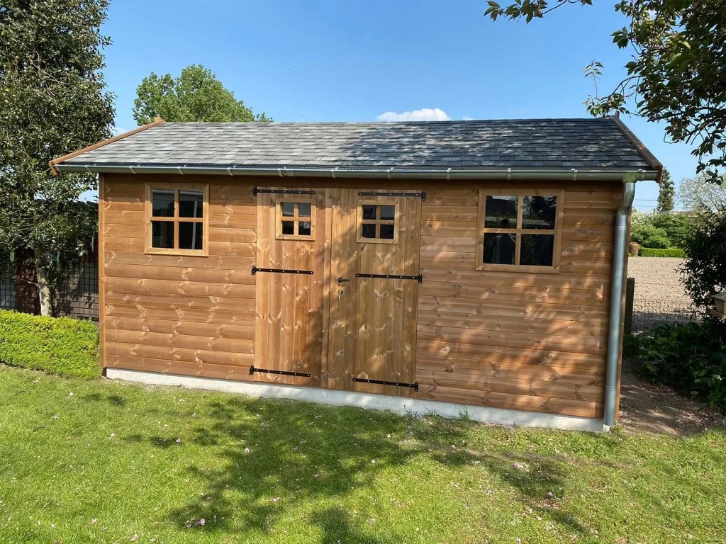 Landelijk tuinhuis in Thermowood met een zadeldak