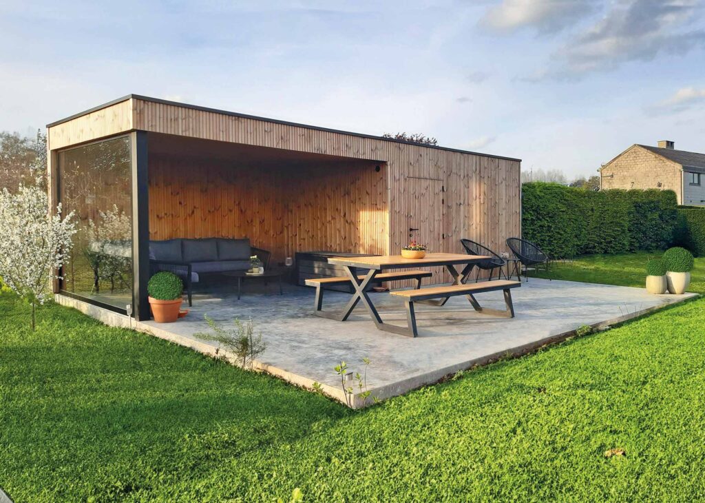 tuinhuis glazen wand modern